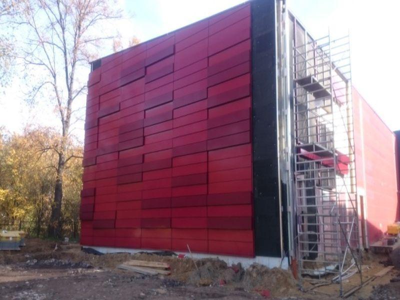 czerwona hala podczas budowy
