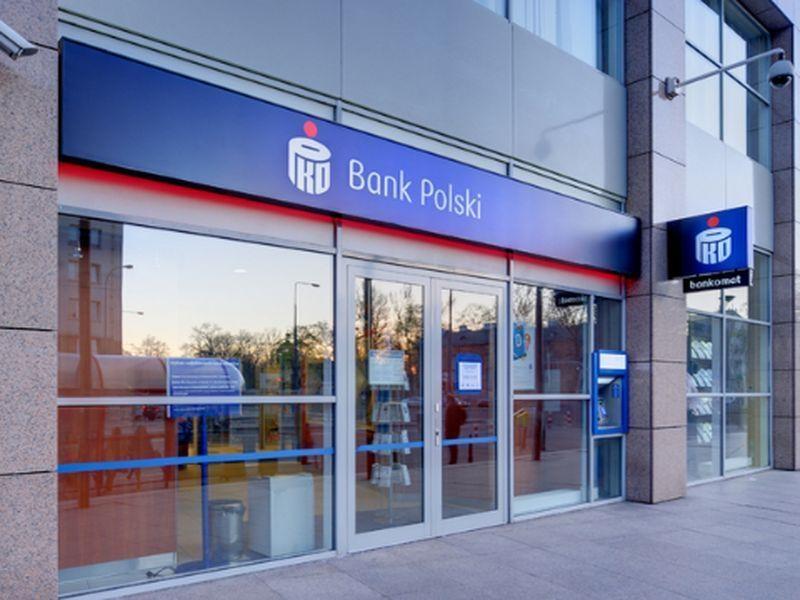 szklane wejście do banku pko bank polski